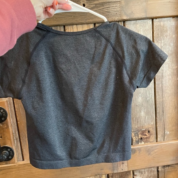 4 athletic waist-length tees - Picture 10 of 10